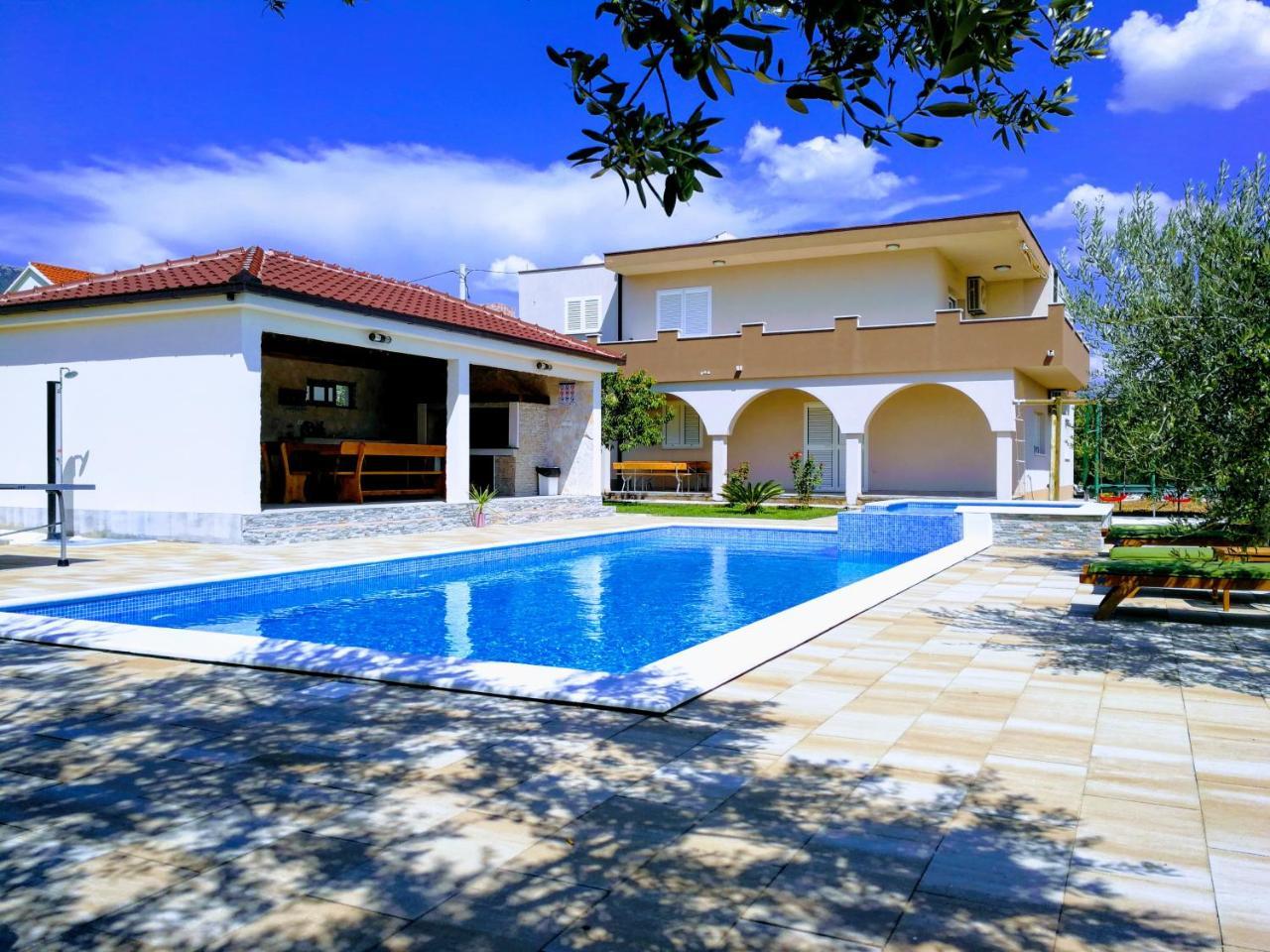 Apartment House Kastela With Heated Pool & Jacuzzi Eksteriør billede
