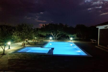 Apartment House Kastela With Heated Pool & Jacuzzi Eksteriør billede